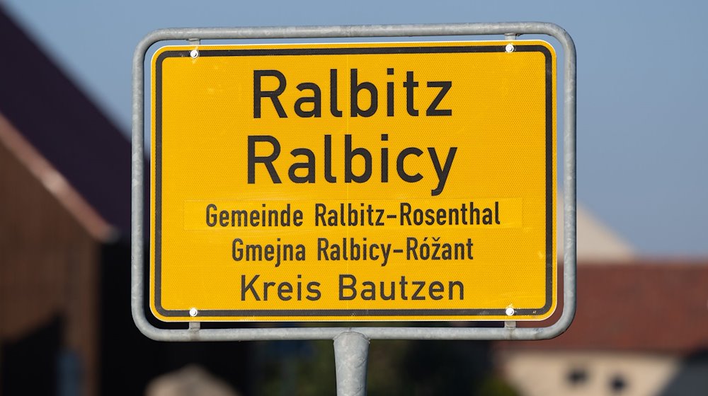 Die Ortstafel Ralbitz. / Foto: Sebastian Kahnert/dpa