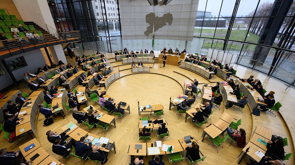 Вид на пленарну залу під час спеціальної сесії парламенту землі Саксонія / Фото: Robert Michael/dpa