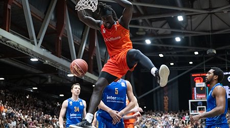 أحير أوغوك، لاعب كرة السلة في شيمنتز، يسجل تحت السلة. / صورة: هندريك شميدت/دبا