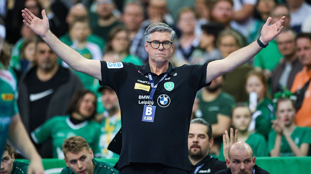 Leipzigs Trainer Runar Sigtryggsson reagiert am Spielfeldrand. / Foto: Jan Woitas/dpa