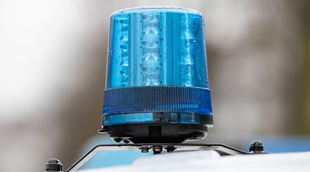 Das Blaulicht eines Polizei-Einsatzwagens. / Foto: Friso Gentsch/dpa