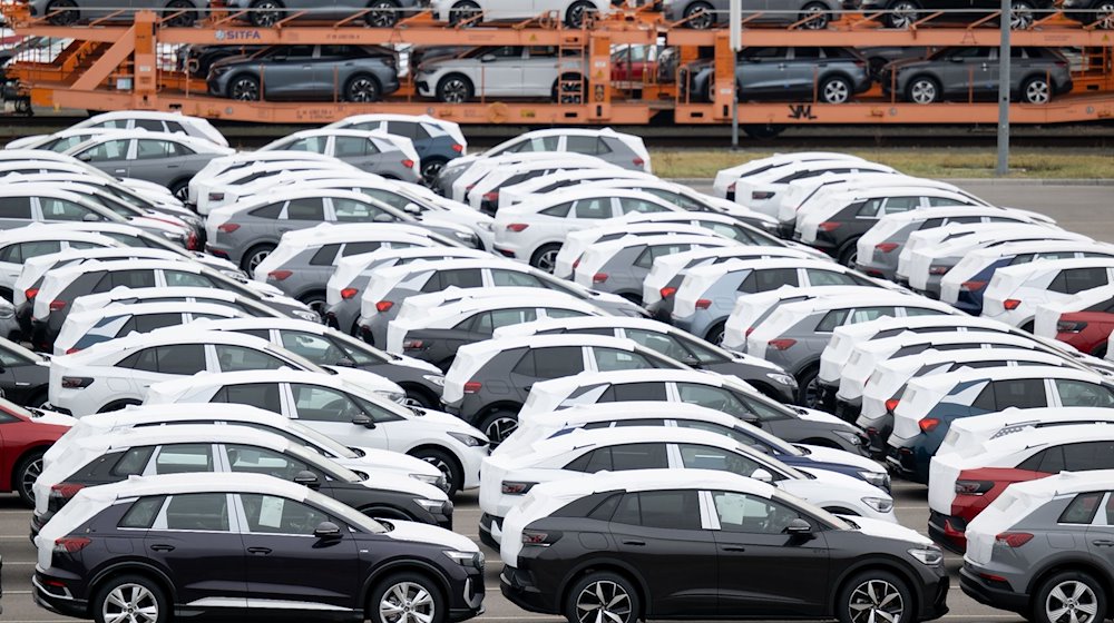تقف السيارات الجديدة أمام موقف للسيارات في مصنع فولكس فاجن في زفيكاو قبل تسليمها. / الصورة: هندريك شميدت/دبا