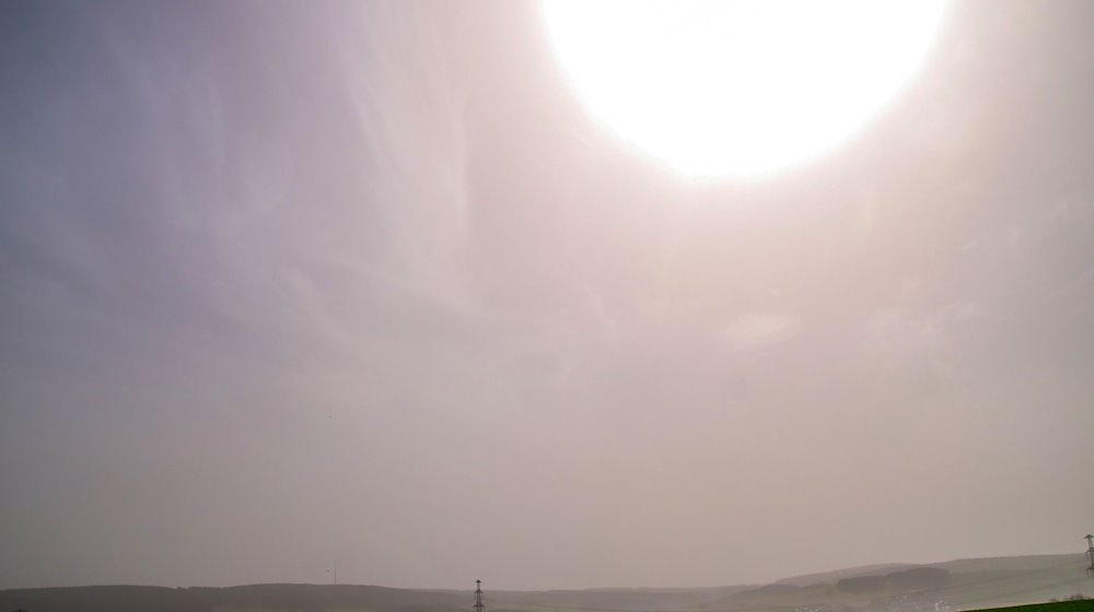 Saharastaub lässt die Sonne milchig und getrübt erscheinen (Aufnahme mit einer Drohne). / Foto: Andre März/ErzgebirgsNews/dpa