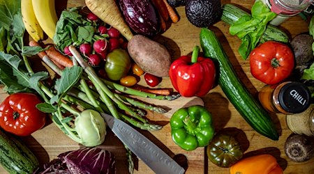 Una colección de verduras y un cuchillo sobre una tabla de cortar / Foto: Fabian Sommer/dpa/Imagen simbólica