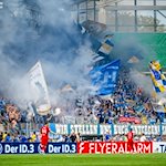Pyrotechnik im Fanblock des FC Carl Zeiss Jena. / Foto: Jacob Schröter/dpa