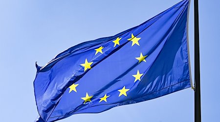 Європейський прапор майорить на тлі блакитного неба / Фото: Jens Kalaene/dpa-Zentralbild/dpa/Symbolic image