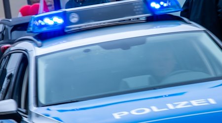 Ein Streifenwagen der Polizei ist mit Blaulicht im Einsatz. / Foto: Jens Büttner/dpa/Symbolbild