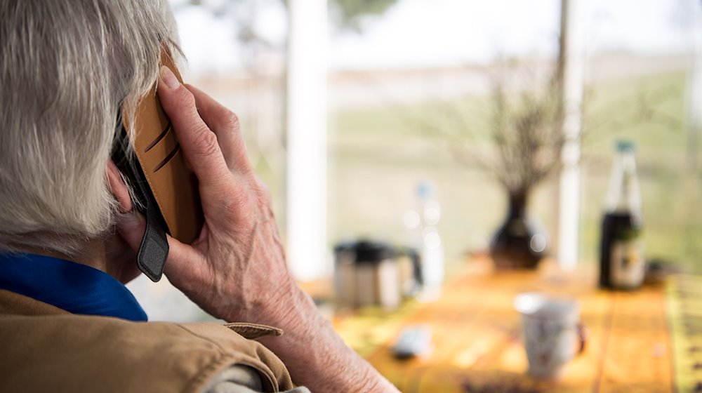 Eine Seniorin telefoniert mit ihrem Smartphone. / Foto: Sebastian Gollnow/dpa