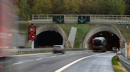 Autos fahren in den Tunnel Königshainer Berge auf der Autobahn A 4 in Fahrtrichtung Görlitz. / Foto: Arno Burgi/dpa/Archivbild