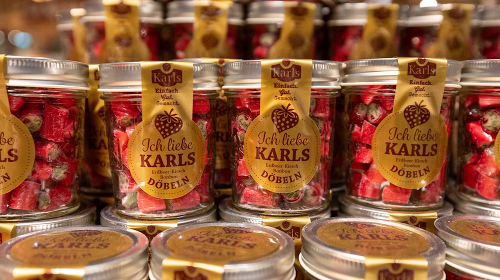 Цукерки в баночках з етикеткою "I love Karls Döbeln" зі смаком полуниці-вишні, зняті на відкритті магазину Karls Erlebnis-Dorf / Фото: Daniel Schäfer/dpa
