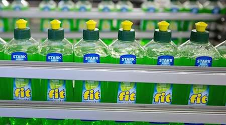 زجاجات من مواد غسيل الأطباق في مصنع شركة Fit GmbH لمواد التنظيف. / صورة: سيباستيان كانهرت / وكالة الأنباء الألمانية / الصورة الأرشيفية