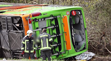 Ein Reisebus liegt zur Seite gekippt an der Unfallstelle auf der A9. / Foto: Jan Woitas/dpa