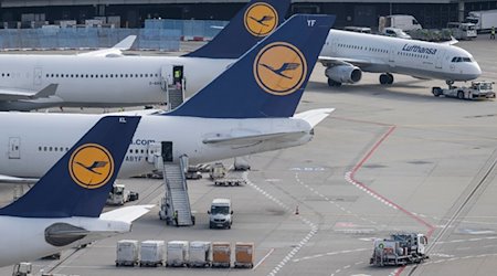 Passagierjets der Lufthansa stehen auf einem Flughafen. / Foto: Boris Roessler/dpa/Symbolbild
