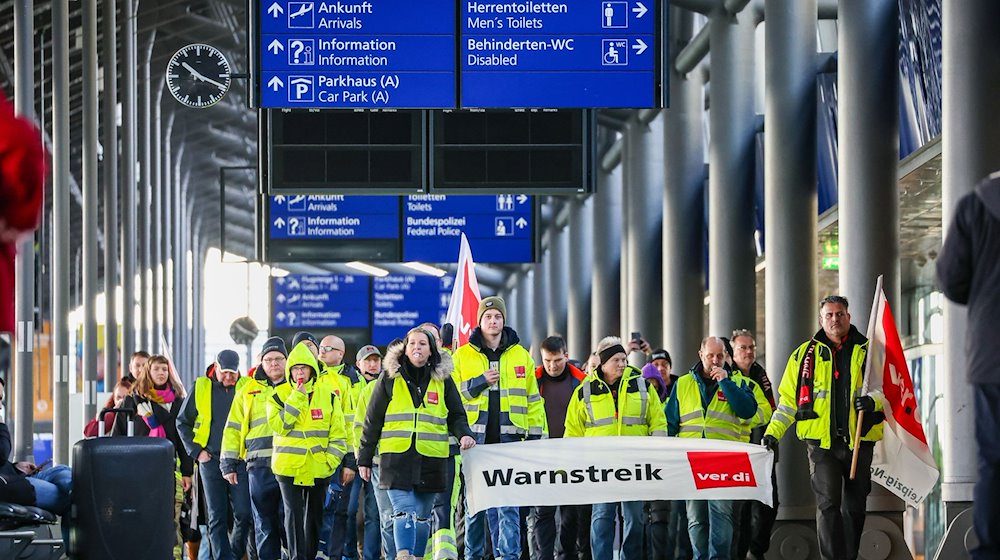 Employees of Mitteldeutsche Flughafen AG walk through Leipzig/Halle Airport during a warning strike / Photo: Jan Woitas/dpa