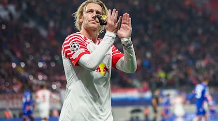 Leipzigs Spieler Emil Forsberg bedankt sich bei den Zuschauern. / Foto: Jan Woitas/dpa