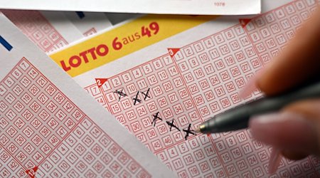 Eine Spielerin füllt einen Lottoschein aus. / Foto: Federico Gambarini/dpa/Symbolbild