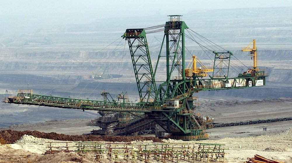 في منجم الفحم البني البولندي "تورو"، جرافة تعمل على حافة الحفرة العميقة 200 متر. / صورة: ماتياس هيكل / د.ب.أ. / صورة أرشيفية