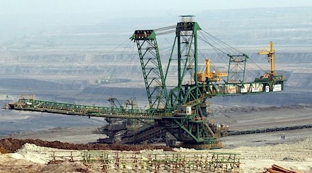 In the Polish opencast lignite mine "Turow", a spoil spreader drives along the edge of the 200-meter-deep pit / Photo: Matthias Hiekel/dpa-Zentralbild/dpa/Archivbild