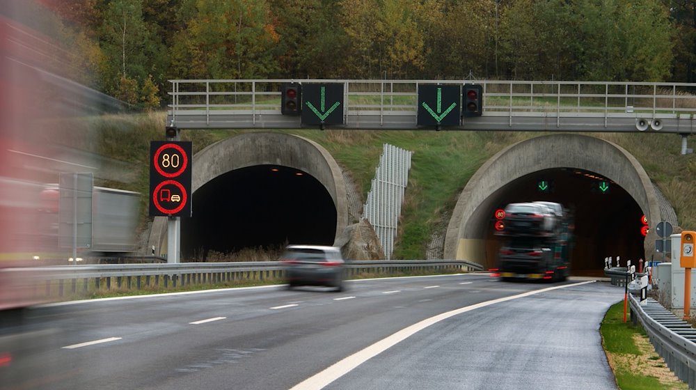 Trucks and cars drive into the Königshainer Berge tunnel / Photo: Arno Burgi/dpa-Zentralbild/dpa