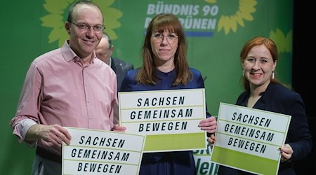 Wolfram Günther (alle Bündnis 90/ Die Grünen, l-r), Katja Meier und Franziska Schubert stehen beisammen. / Foto: Sebastian Willnow/dpa