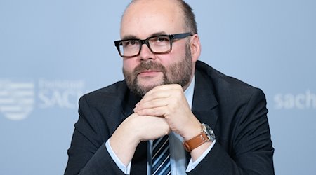 Christian Piwarz (CDU), ministro de Cultura de Sajonia, participa en una rueda de prensa del gabinete / Foto: Sebastian Kahnert/dpa