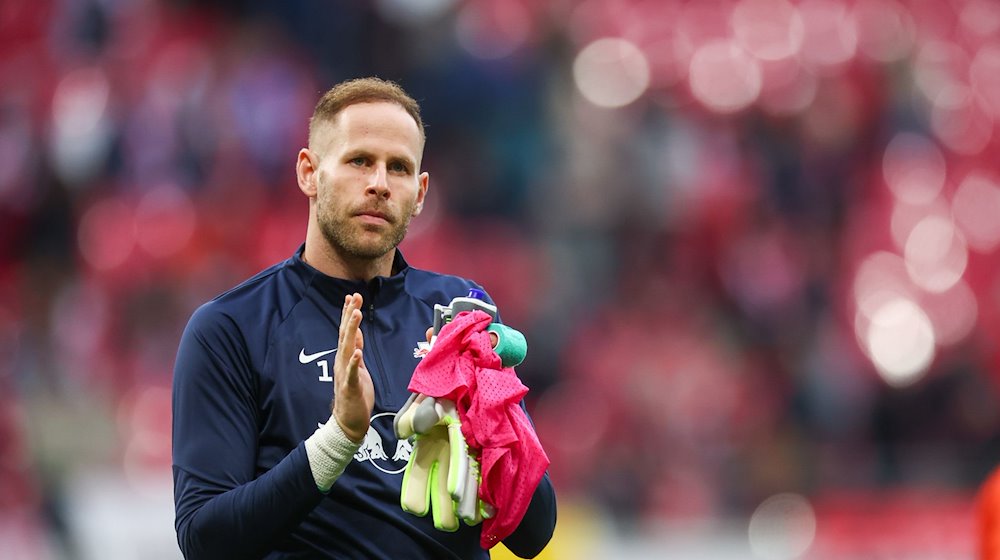 Leipzig goalkeeper Peter Gulacsi thanks the fans. Peter Gulacsi is currently the regular goalkeeper in Leipzig, but there will be even more competition in the summer / Photo: Jan Woitas/dpa