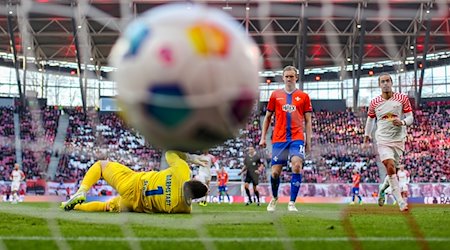 Darmstadt goalkeeper Marcel Schuhen cannot prevent the 2:0. / Photo: Jan Woitas/dpa