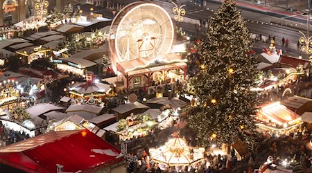 Los puestos del Striezelmarkt de Dresde se iluminarán para la inauguración en 2023 / Foto: Sebastian Kahnert/dpa