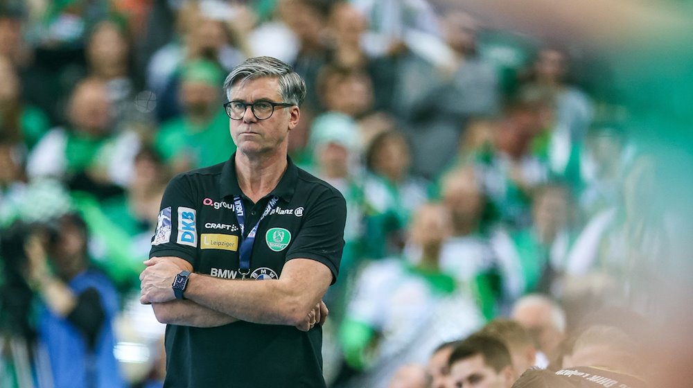 Leipzigs Trainer Runar Sigtryggsson beobachtet das Spiel. / Foto: Jan Woitas/dpa