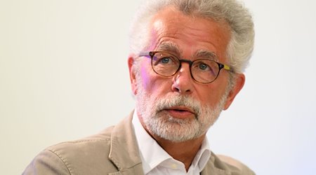 Hans Vorländer, Lehrstuhlinhaber Professur für Politische Theorie und Ideengeschichte, spricht. / Foto: Robert Michael/dpa