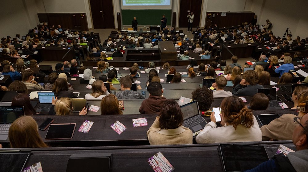 Studenten nehmen an der Einführungveranstaltung in einem Hörsaal teil. / Foto: Peter Kneffel/dpa/Symbolbild
