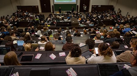 Students take part in the introductory event in a lecture hall / Photo: Peter Kneffel/dpa/Symbolic image