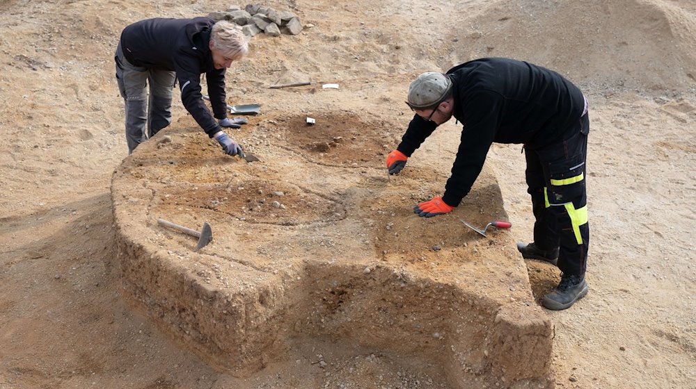 Mitarbeiter vom Landesamt für Archäologie (LfA) arbeiten bei archäologischen Untersuchungen. / Foto: Sebastian Kahnert/dpa