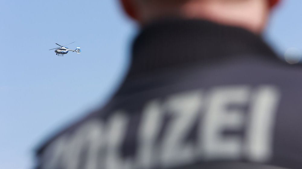 Ein Hubschrauber der Polizei fliegt in der Luft. / Foto: Matthias Bein/dpa