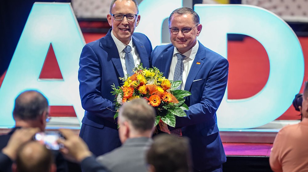 Tino Chrupalla (r), Bundesvorsitzender, gratuliert Jörg Urban (beide AfD), sächsischer Landesvorsitzender, nach seiner Wahl zum Spitzenkandidaten auf dem Landesparteitag der AfD. / Foto: Jan Woitas/dpa