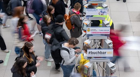 Відвідувачі Лейпцизького книжкового ярмарку стікаються до виставкових залів. / Фото: Хендрік Шмідт/dpa