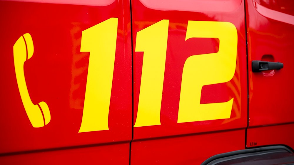 Der Notruf 112 ist auf einem Einsatzwagen der Feuerwehr zu sehen. / Foto: Daniel Vogl/dpa