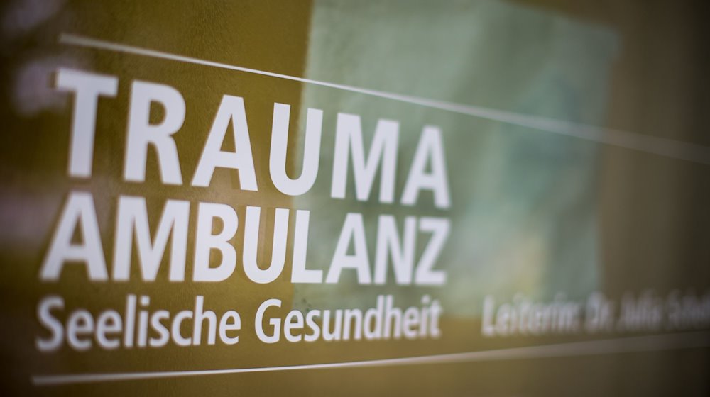 The words "Trauma Ambulance Mental Health" are displayed at the entrance to an outpatient clinic / Photo: Monika Skolimowska/dpa-Zentralbild/dpa/Symbolic image