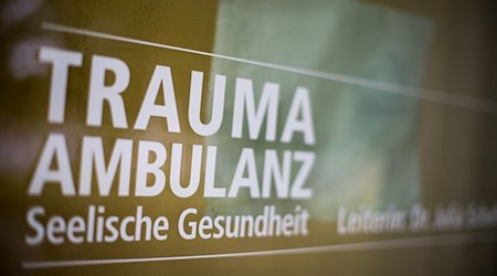 Der Schriftzug «Traumaambulanz Seelische Gesundheit» ist am Eingang einer Ambulanz angebracht. / Foto: Monika Skolimowska/dpa-Zentralbild/dpa/Symbolbild