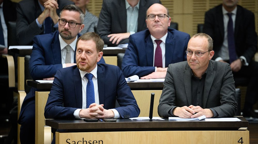 Michael Kretschmer (l, CDU), Ministerpräsident von Sachsen, sitzt im Bundesrat. / Foto: Bernd von Jutrczenka/dpa