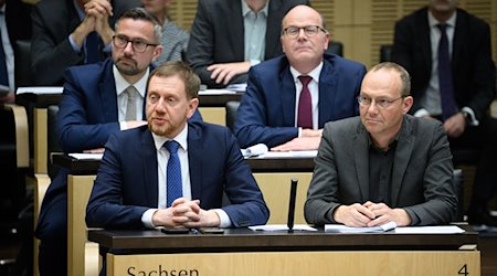 Michael Kretschmer (l, CDU), Ministerpräsident von Sachsen, sitzt im Bundesrat. / Foto: Bernd von Jutrczenka/dpa