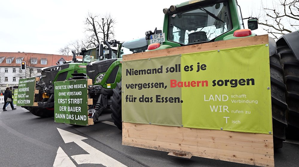 Traktoren stehen vor dem Tagungshotel am Erfurter Theaterplatz, wo vom 13. bis 15. März die Agrarministerkonferenz von Bund und Ländern stattfand. / Foto: Martin Schutt/dpa