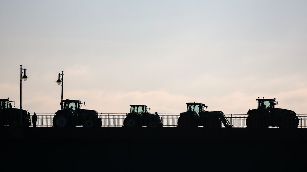 Landwirte blockieren mit Traktoren die Elbebrücke. Am Samstag demonstrierten deutsche, polnische und tschechische Landwirte gemeinsam gegen die Agrarpolitik der EU. / Foto: Jan Woitas/dpa