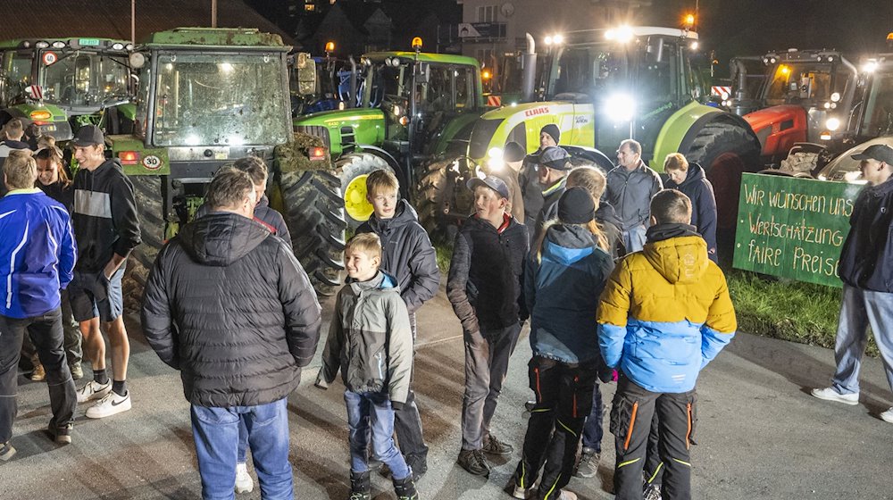 Agricultores con unos 125 tractores de la agrupación Weckruf Bauer Luzern se manifiestan en una concentración a favor de precios justos y más reconocimiento para los agricultores. / Foto: Urs Flueeler/KEYSTONE/dpa
