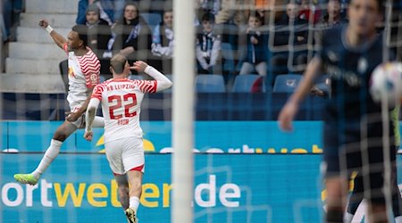 Lois Openda (i), del Leipzig, celebra su gol del 2-1 con David Raum / Foto: Bernd Thissen/dpa