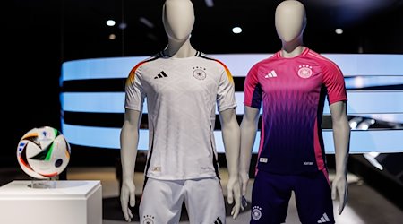 Die offiziellen Trikots der deutschen Fußball-Nationalmannschaft für die kommende Fußball-Europameisterschaft 2024. / Foto: Daniel Karmann/dpa