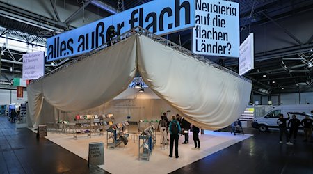 "Everything but flat" is written above the stand of the guest country, the Netherlands, at the Leipzig Book Fair. / Photo: Jan Woitas/dpa