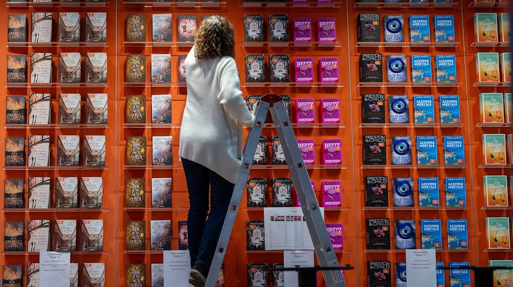 An employee staffs the Droemer Knaur stand at the Leipzig Book Fair. Over 2000 exhibitors from 40 countries presented their new products at the spring meeting of the book industry from Thursday (March 21) to Sunday. / Photo: Hendrik Schmidt/dpa