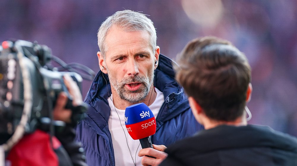 Leipzigs Trainer Marco Rose steht beim TV-Interview bei Sky. / Foto: Jan Woitas/dpa