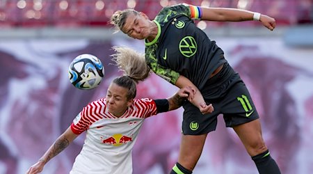Wolfsburgs Alexandra Popp (r) und Leipzigs Jenny Hipp kämpfen um den Ball. / Foto: Hendrik Schmidt/dpa